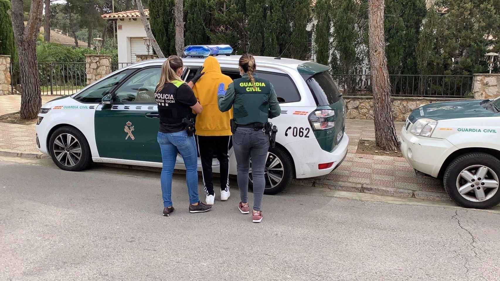 Momento en el que dos agentes detienen a uno de los acusados de cultivar marihuana / EP