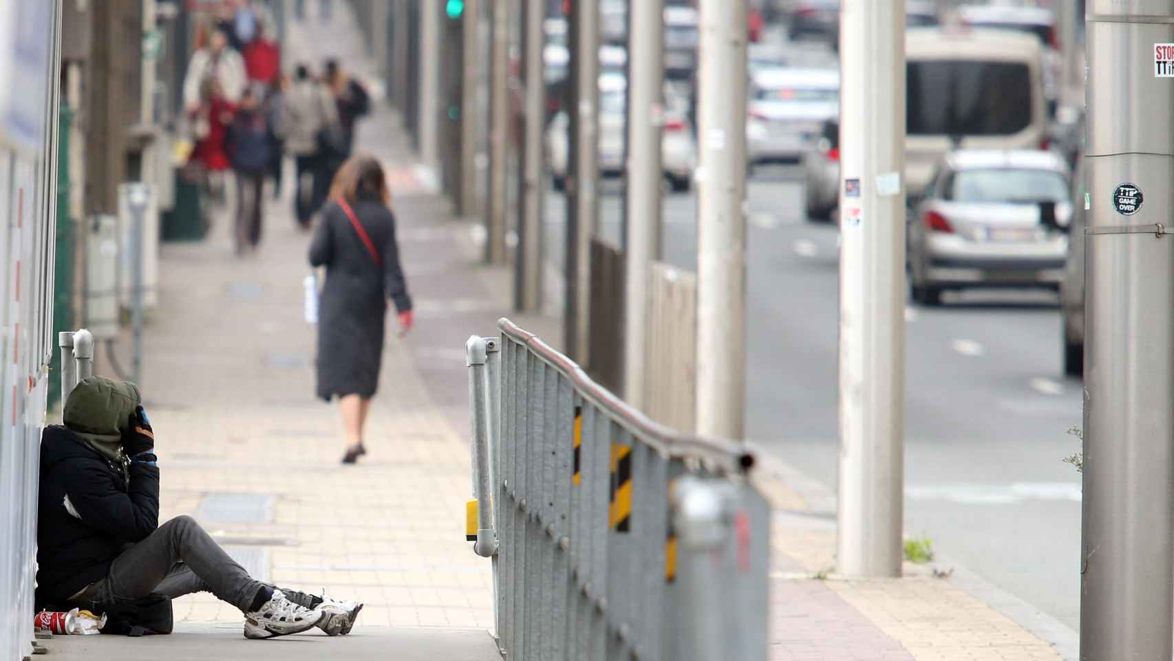 Un hombre pobre pide dinero en la calle para poder subsistir / EP