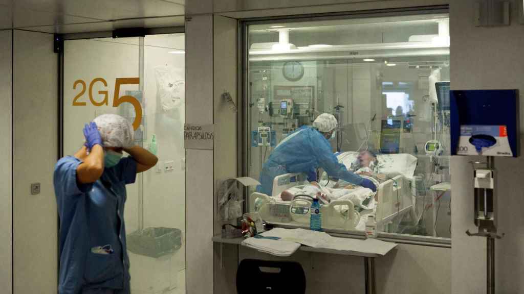 Profesionales sanitarios de una uci / ENRIC FONTCUBERTA -EFE