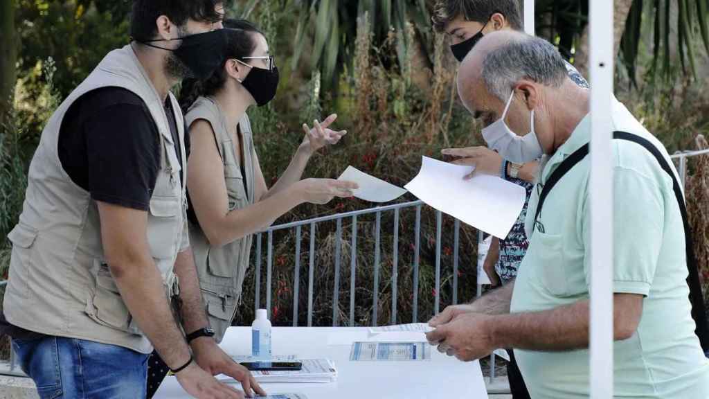 Cribaje masivo del coronavirus en el barrio de Torre Baró en Barcelona / EFE