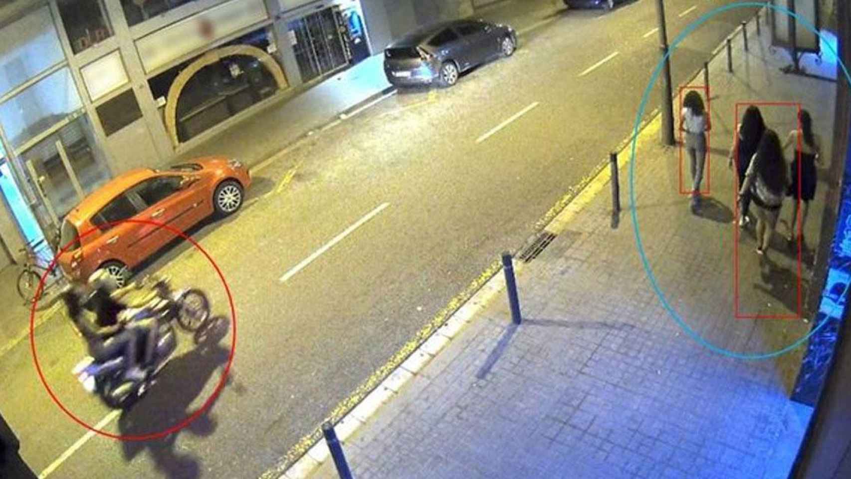 Un ladrón montando en una moto, como el que causó un traumatismo a una de sus víctimas en Barcelona / MOSSOS D'ESQUADRA