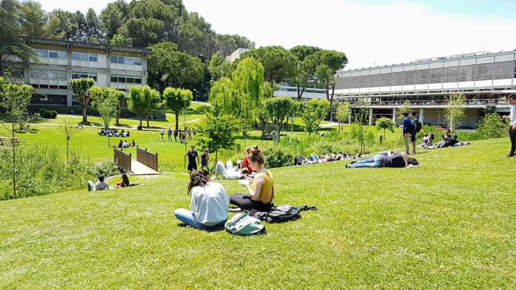 Estudiantes en el campus de la Universidad Autónoma de Barcelona / UAB