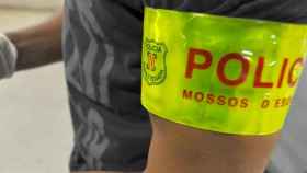 Imagen de un mosso d'Esquadra con un brazalete / MOSSOS