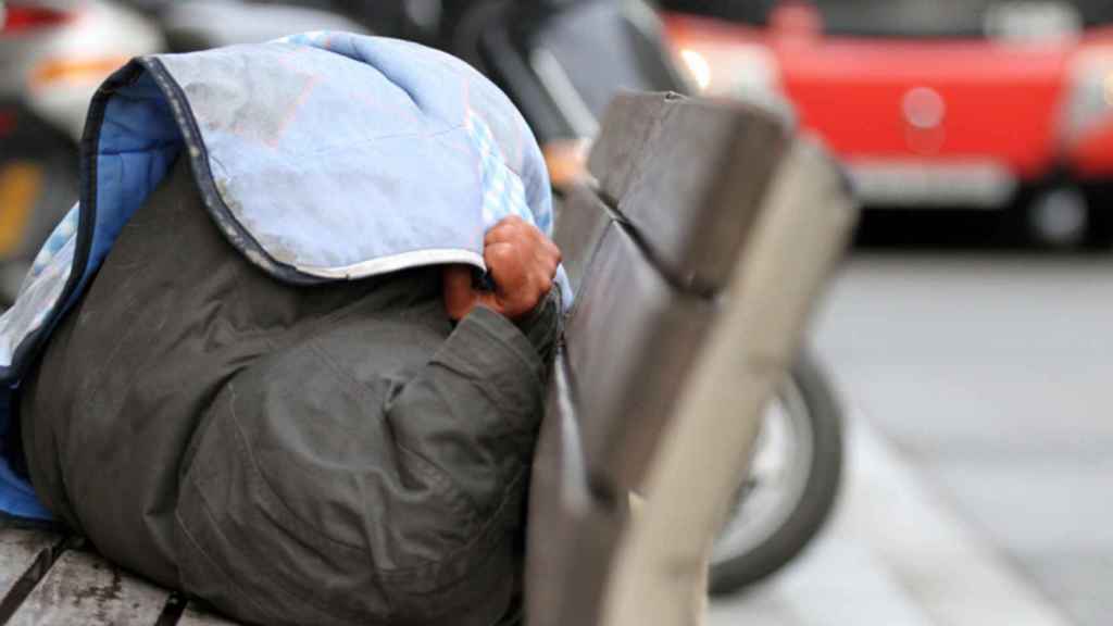 Una persona duerme en las calles de Barcelona / ARRELS FUNDACIÓ