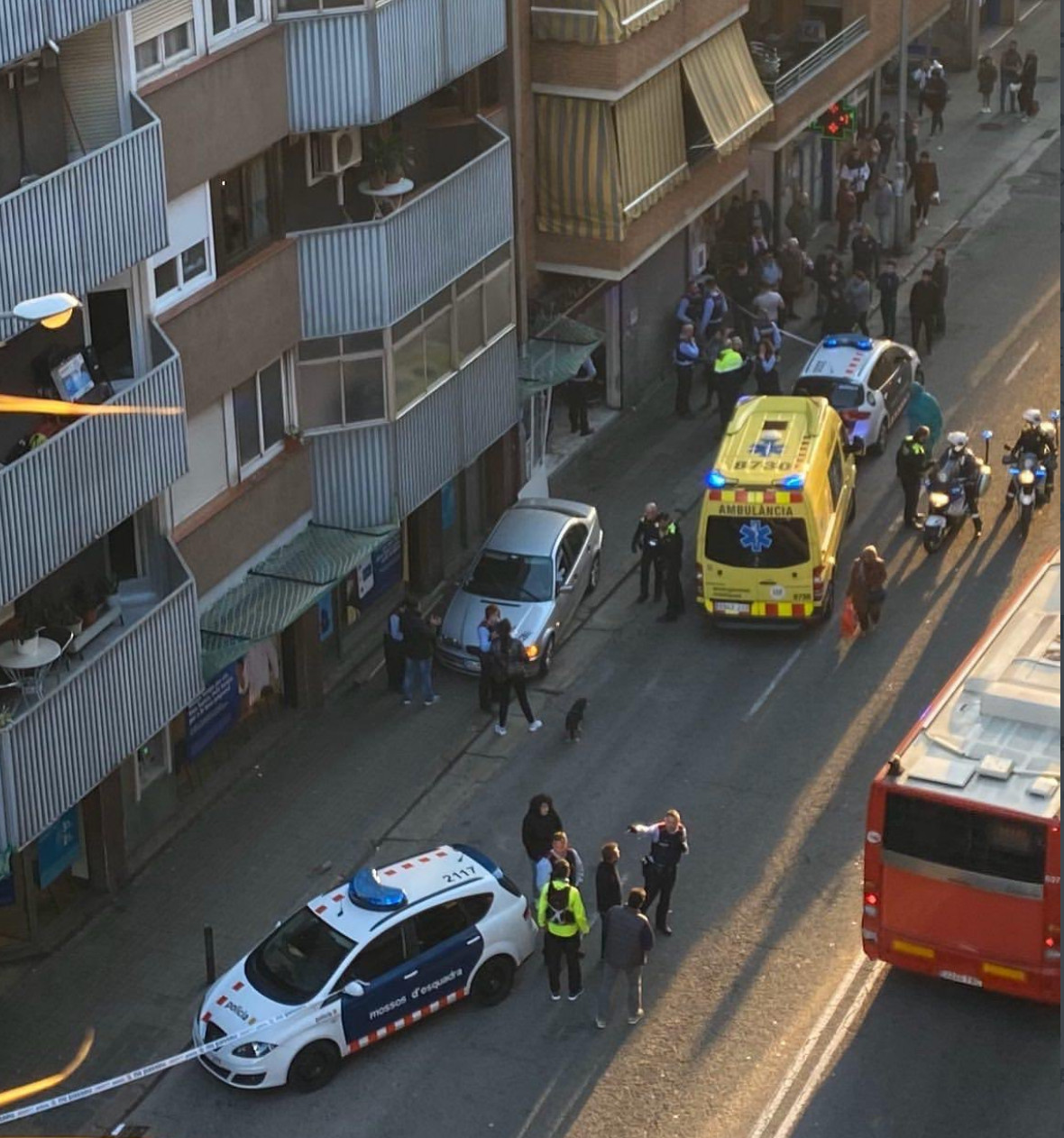 Mossos d'Esquadra y una ambulancia en el lugar de la trifulca en Badalona