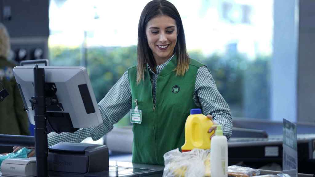 Una empleada de Mercadona con el nuevo uniforme /MERCADONA