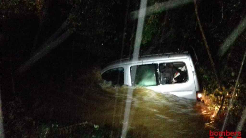 Bomberos han rescatado a un vehículo atrapado por el caudal del río en Caldes de Malavella, temporal de noviembre en Cataluña/ @BOMBERSCAT