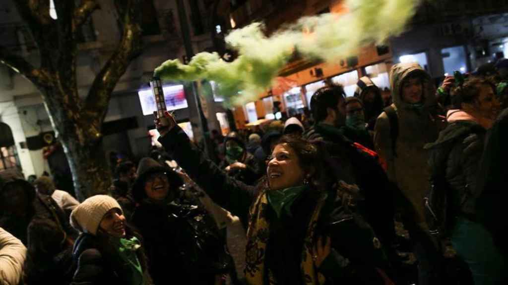 Personas a favor de despenalizar el aborto se retiran de la Plaza del Congreso en la madrugada de hoy en Buenos Aires, Argentina / EFE