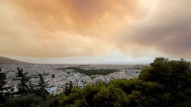 Nubes cargadas del humo procedente de los incendios forestales en Grecia cubren el cielo de Atenas / EFE