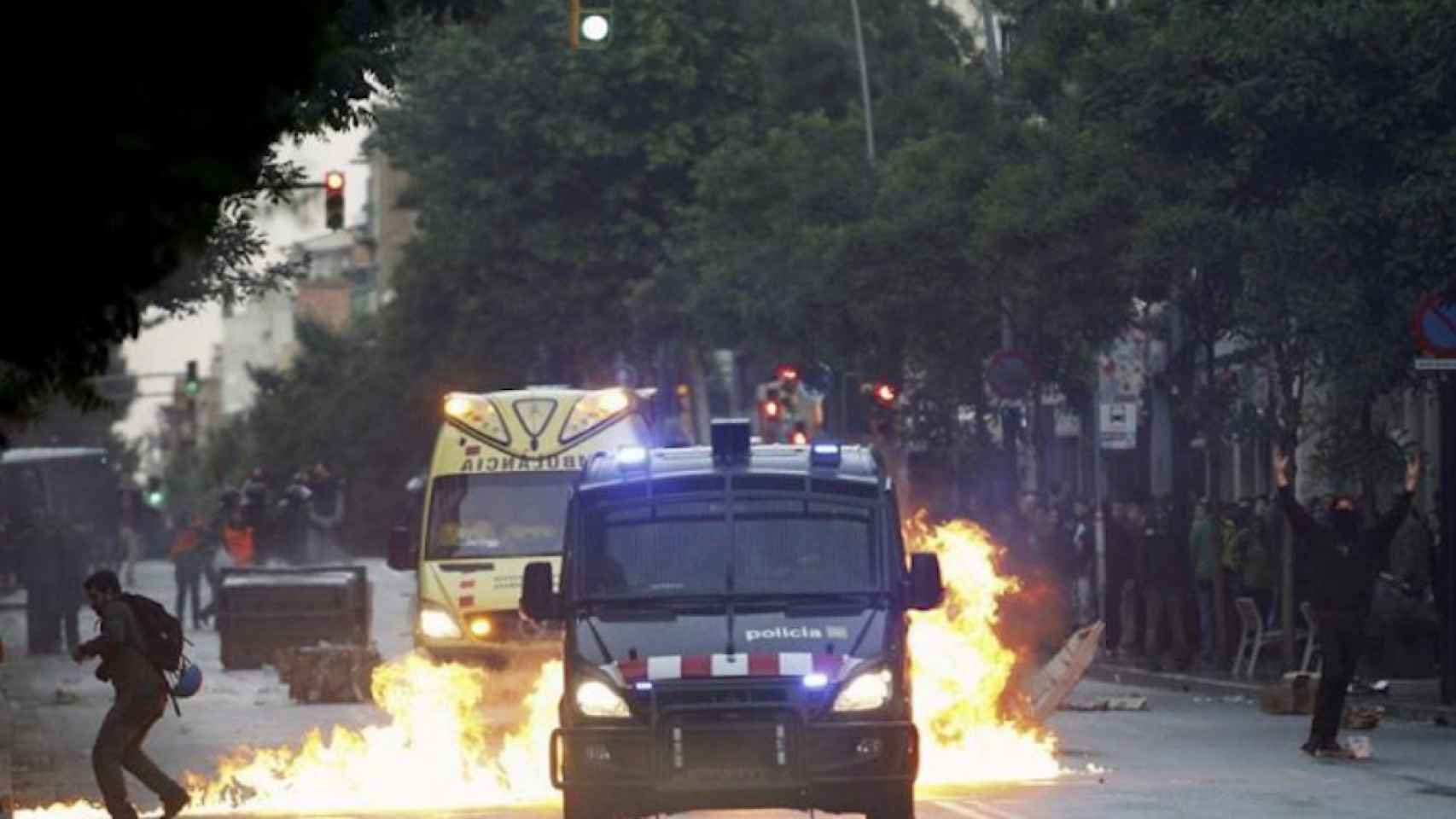 Una foto de archivo de los disturbios en Barcelona tras una manifestación en protesta por el desalojo de Can Vies