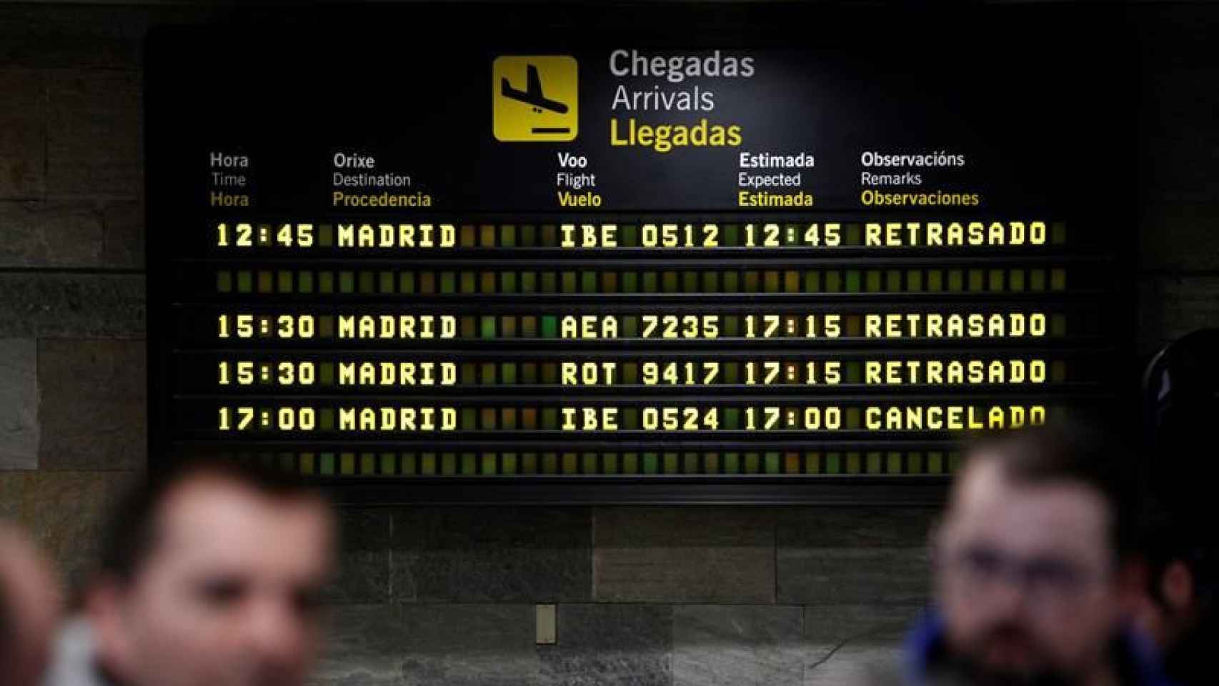 Panel de un aeropuerto de A Coruña, que se ve afectado por el temporal en Madrid / EFE