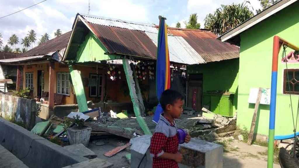 El terremoto de magnitud 7,5 ha provocado un tsunami que ha golpeado el norte de la isla indonesia de Célebes (Indonesia) / EFE