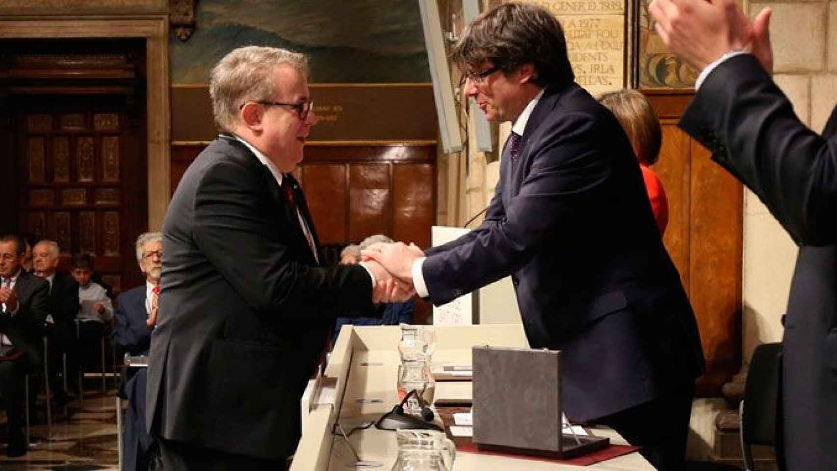 Jaume Padrós, virtual presidente del Colegio de Médicos de Barcelona, recibiendo la Cruz de San Jorge de manos del expresident Carles Puigdemont / COMB