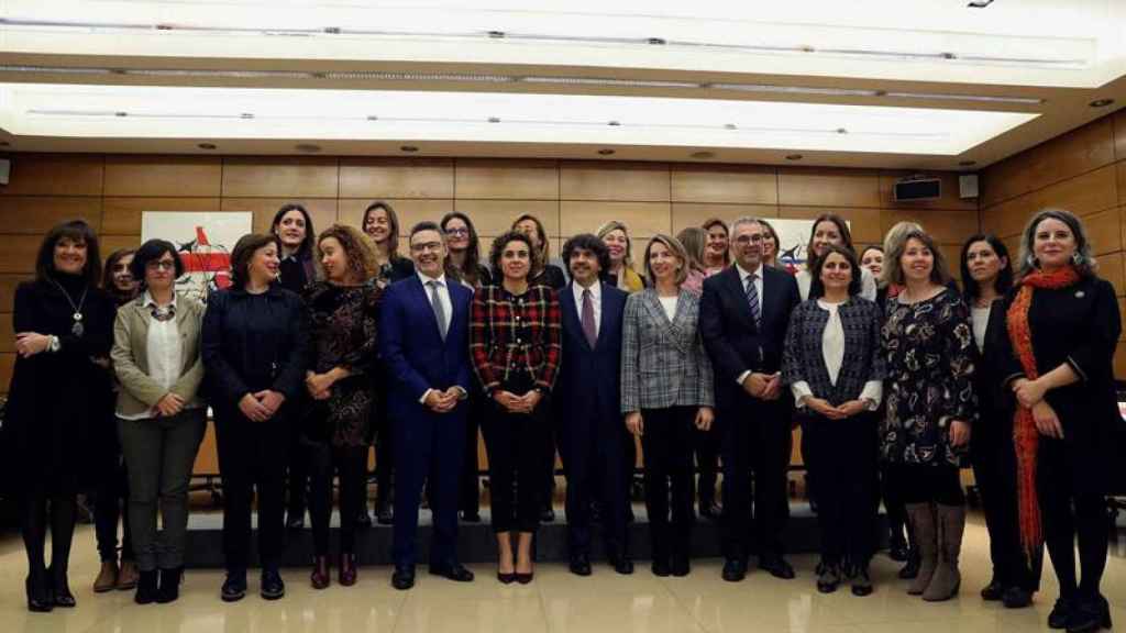 La ministra de Sanidad, Dolors Montserrat, junto a los asistentes a la reunión tras la firma del Pacto de Estado / EFE