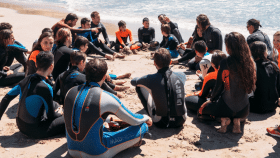 Niños con autismo en una terapia de Més que Surf / MQS