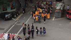 Un grupo de estudiantes corta el tráfico a su paso por las calles Provença con Sicília / CG