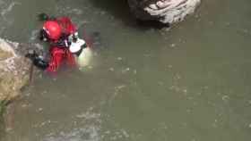 Un bombero del equipo de Salvamento Acuático durante un rescate / Bombers