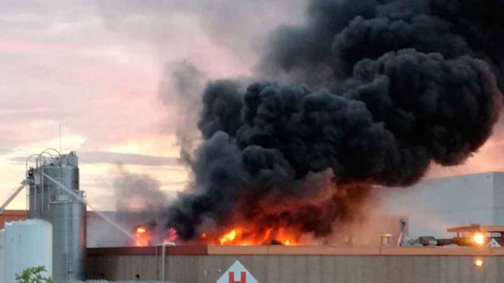 Imagen del incendio de la embotelladora de Coca-Cola en Montornès del Vallès / BOMBERS