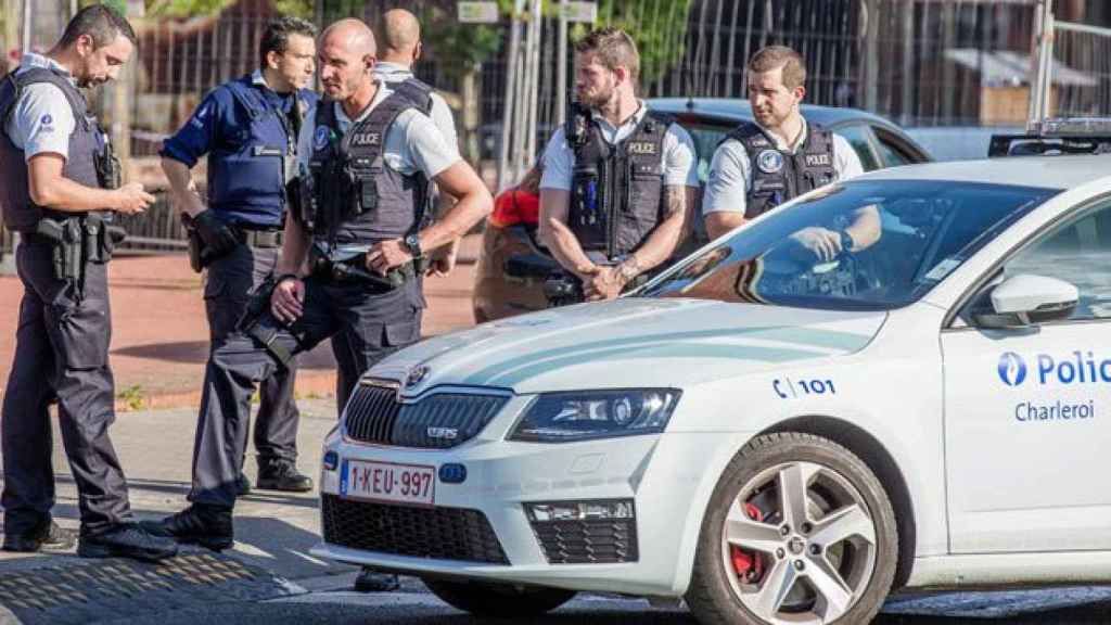 Policías en el lugar del ataque con machete del sábado en Charleroi (Bélgica).