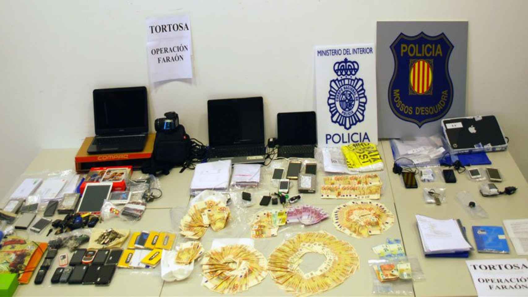 Material incautado por la Policía Nacional y los Mossos d'Esquadra en la operación por estafa con seguros falsos en Baix Ebre.