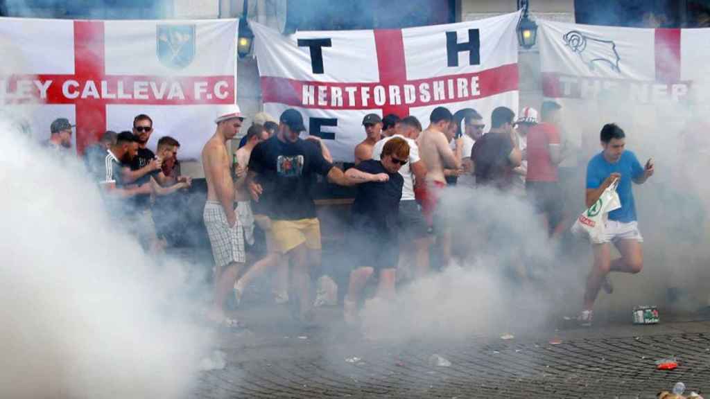 Aficionados ingleses se enfrentan a los policías en Marsella durante la Eurocopa 2016.