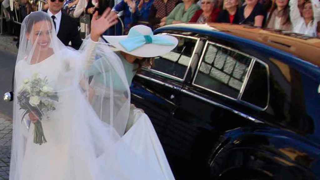 Eva González saliendo del coche para entrar a la iglesia.