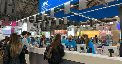 El 'stand' de la UPC en el Salón de la Enseñanza, con pantallas de protección por el Covid / LAIA CALAF (CG)