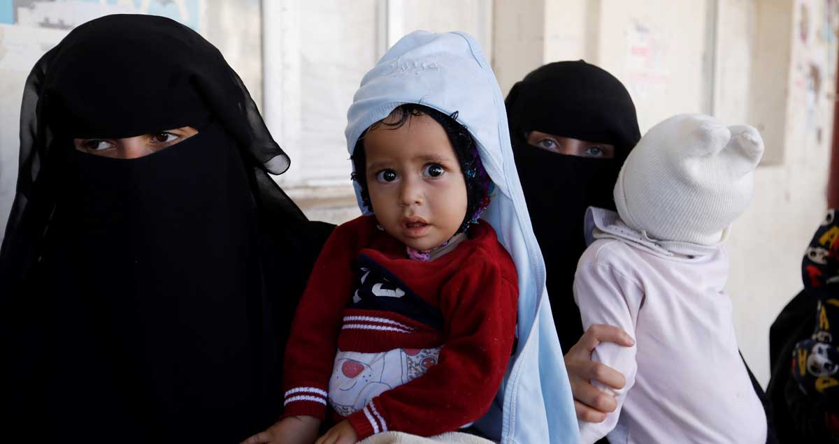 Madres yemenís hacen cola con sus hijos para recoger alimentos de la ONU / EFE
