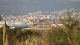 Un avión de Vueling a punto de despegar desde la tercera pista del aeropuerto Josep Tarradellas Barcelona-El Prat / CARLOS MANZANO - CG