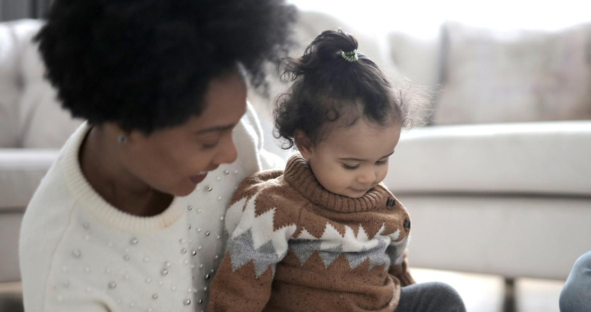 Una madre primeriza junto a su bebé / PEXELS