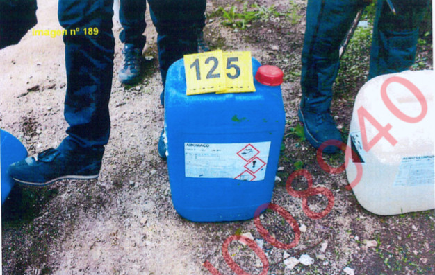 Uno de los bidones con sustancias inflamables intervenido en casa de uno de los CDR acusados por terrorismo