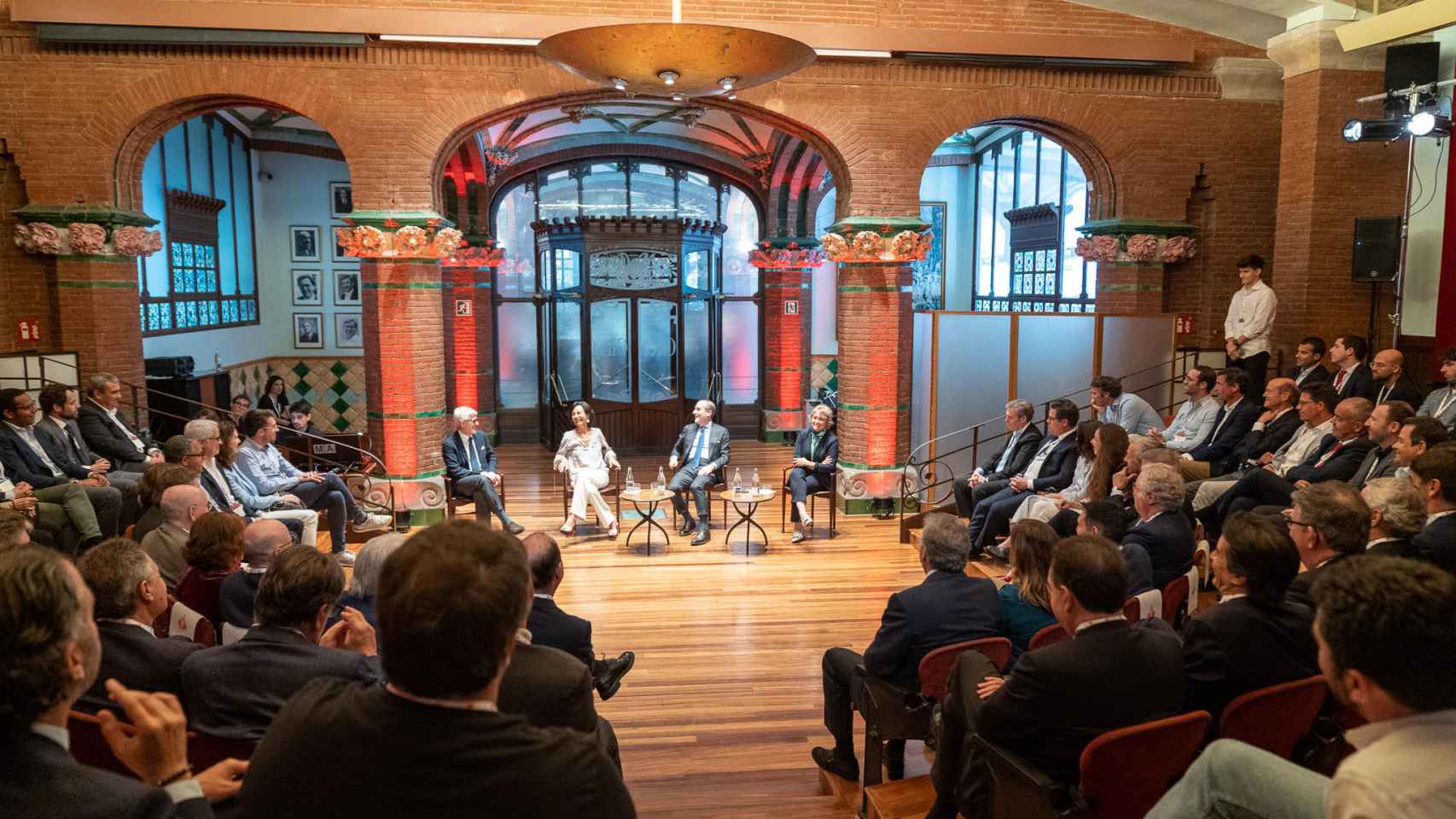 La presidenta de Santander, Ana Botín (centro de la imagen), durante la reunión con empresarios catalanes / SANTANDER