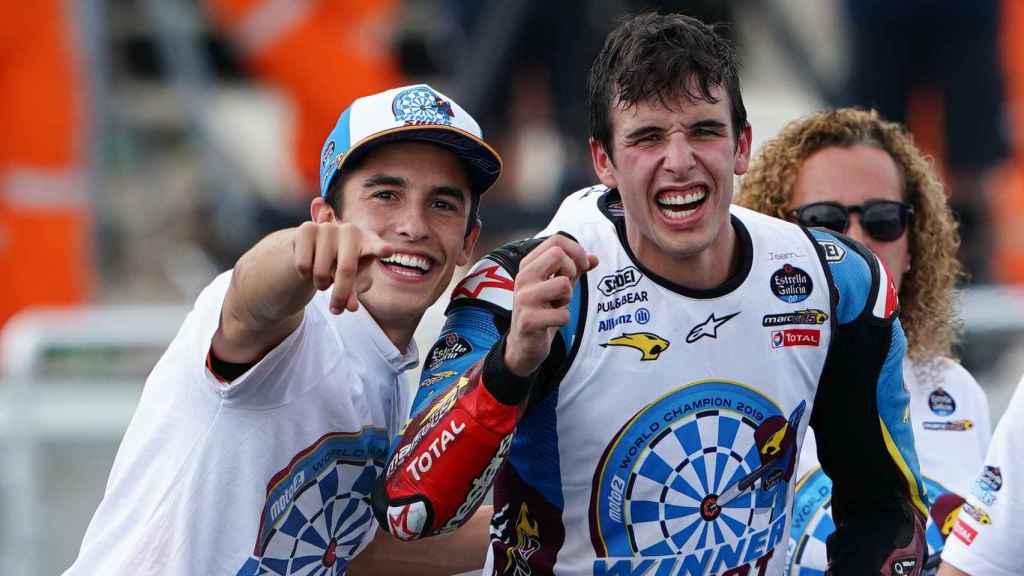 Los hermanos Marc (izq.) y Álex Márquez, en el circuito de Sepang (Malasia) / EP