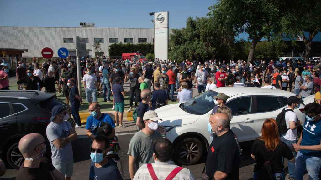 Trabajadores en la planta de Nissan, la multinacional que ahora cierra y que impulsó el empresario Juan Echevarría / EP