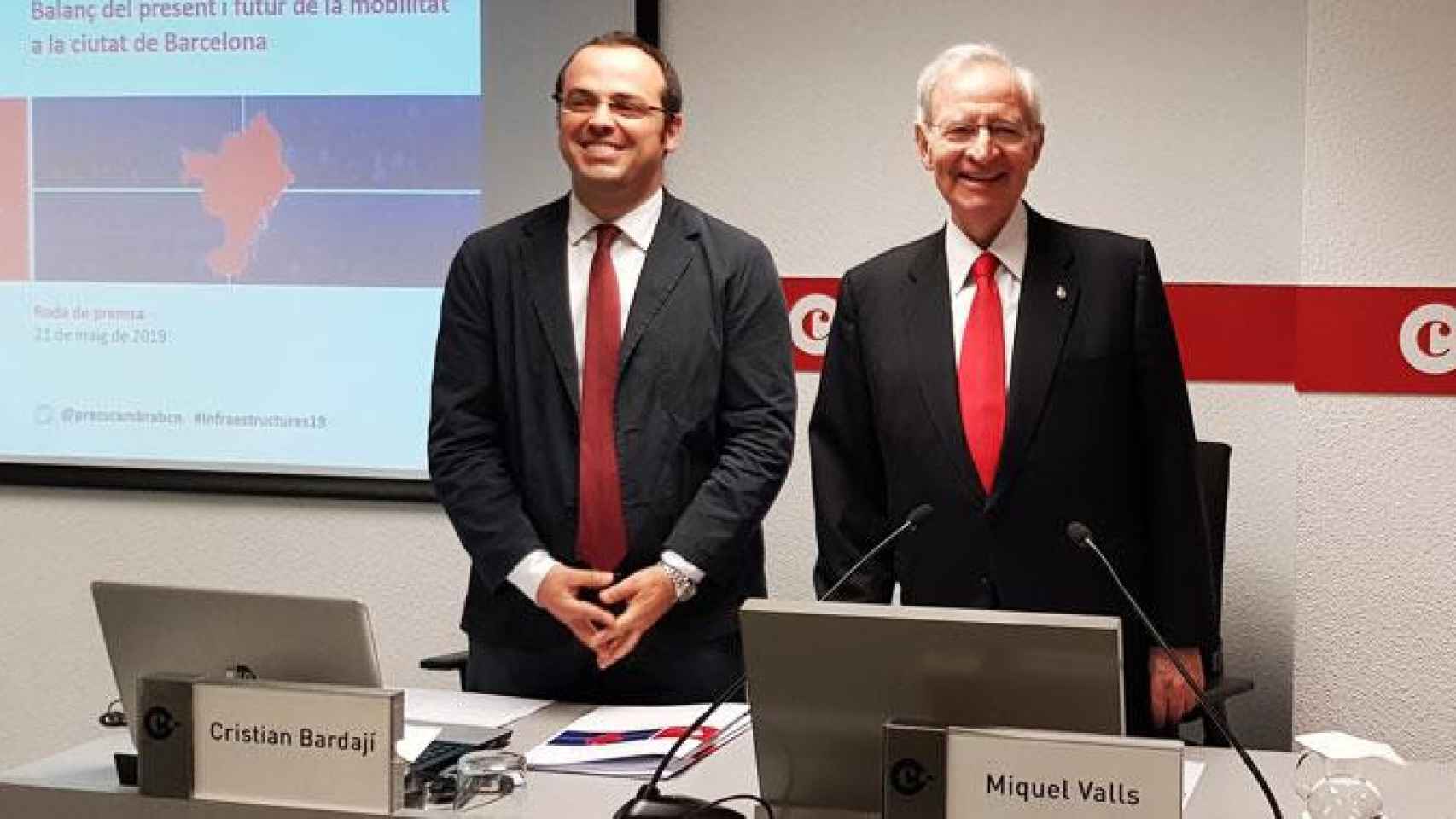 El secretario de Infraestructuras, Cristian Bardají (i), junto al presidente de la Cámara de Comercio, Miquel Valls (d) / CG