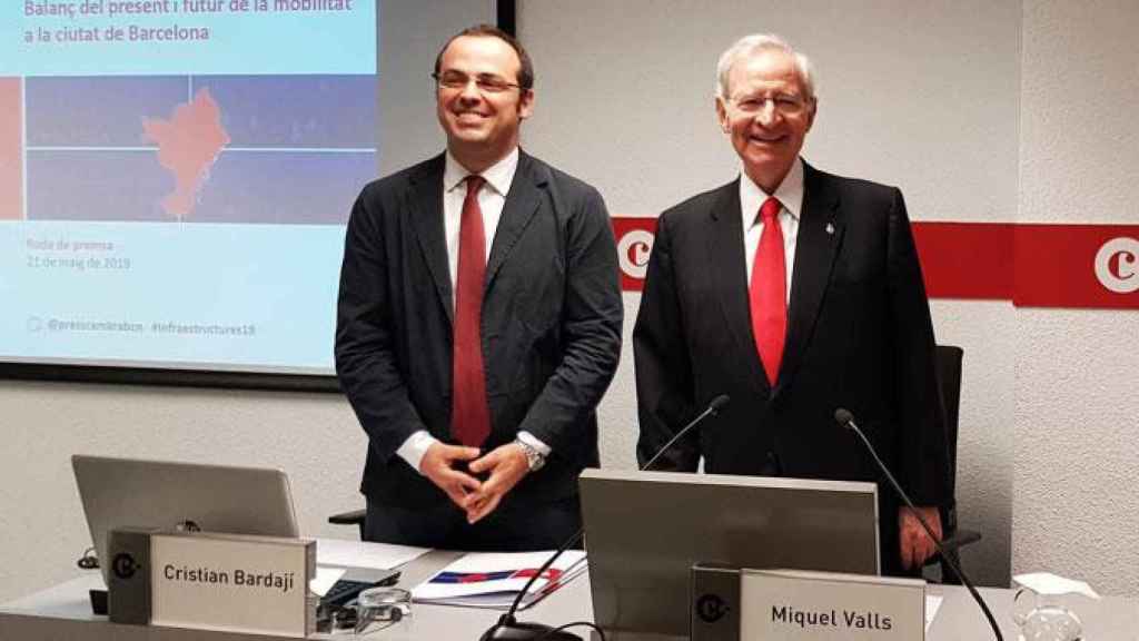 El secretario de Infraestructuras, Cristian Bardají (i), junto al presidente de la Cámara de Comercio, Miquel Valls (d) / CG