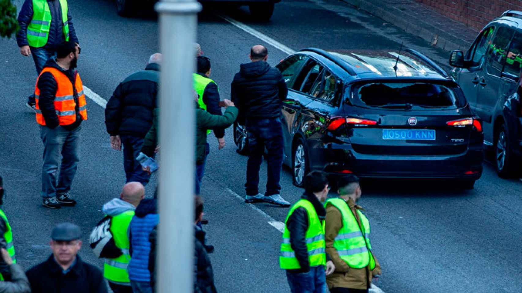 Un VTC atacado por taxistas en Barcelona durante la huelga de esta semana / EFE