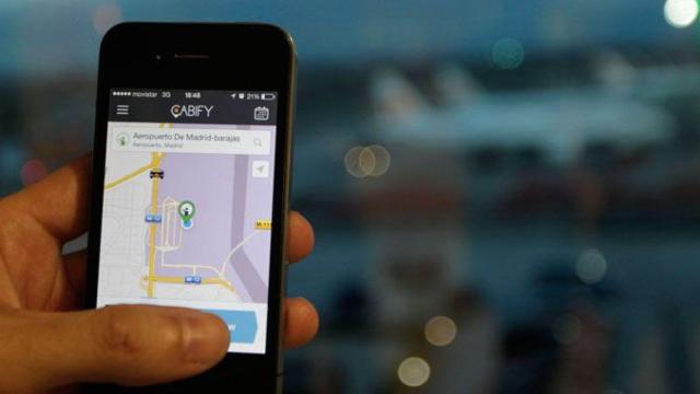 Un usuario empleando la aplicación Cabify, que usa vehículos con permiso VTC / EFE