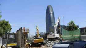 Dos excavadoras en un solar en construcción en el barrio de Poblenou de Barcelona / EFE