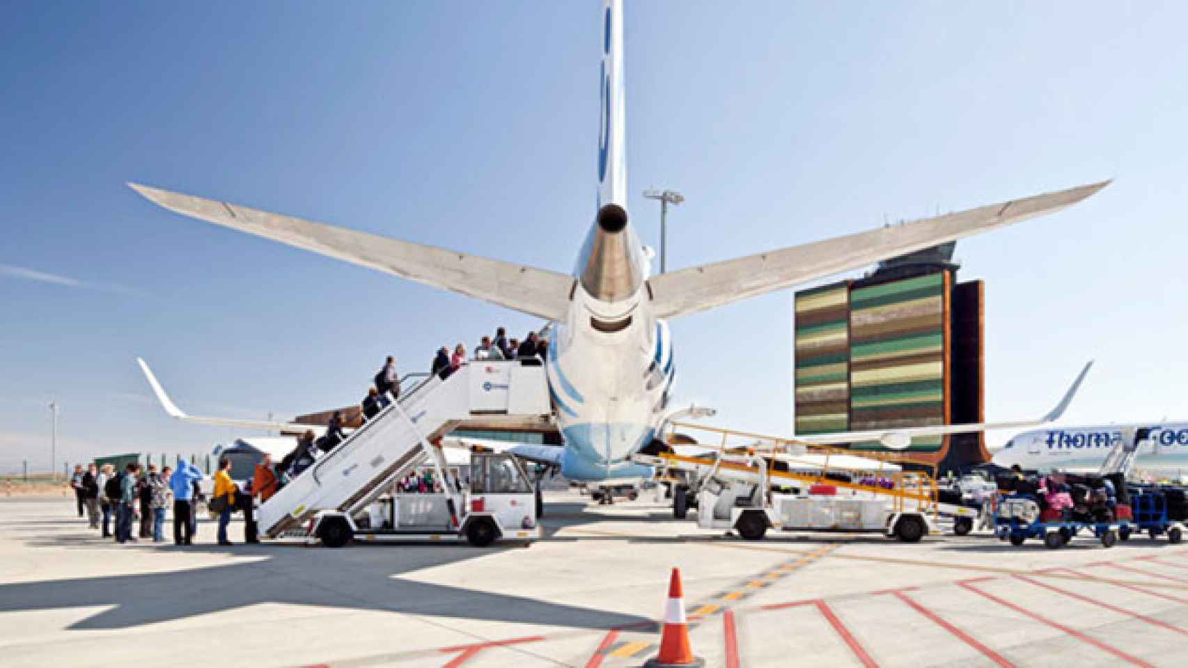 Pasajeros embarcan en un avión en el aeropuerto de Alguaire, uno de los dos que gestiona la Generalitat / CG