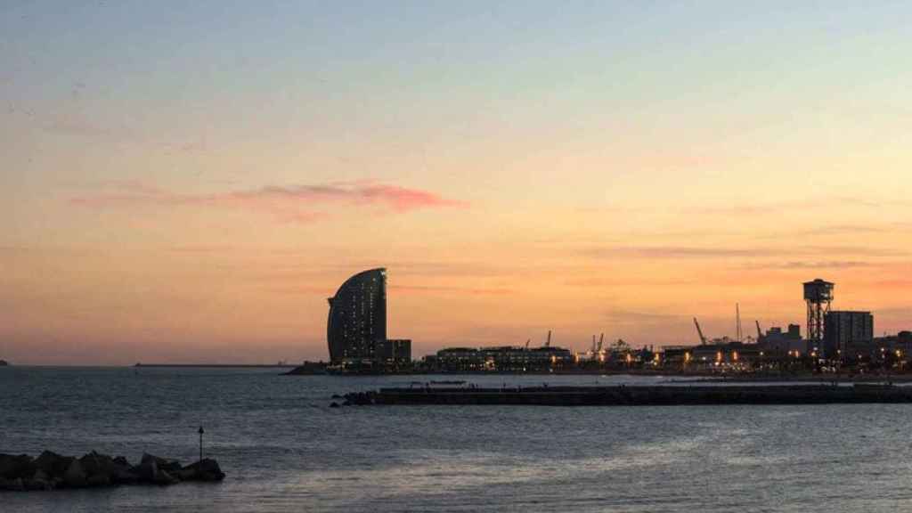 Vista del W Barcelona de Starwood, conocido como 'hotel vela', de espaldas a la ciudad.