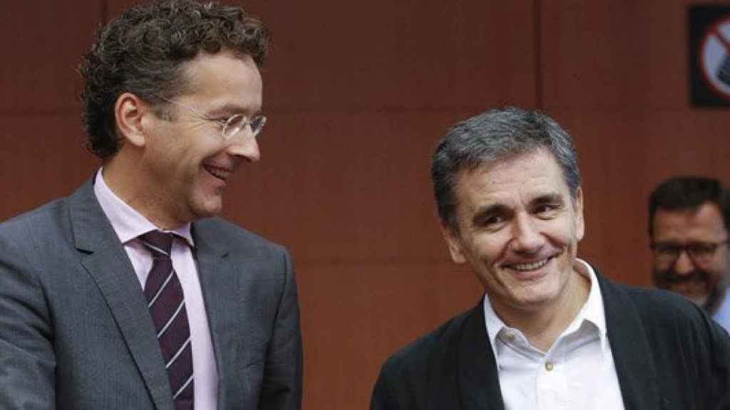 El ministro de Finanzas griego, Euclides Tsakalotos (derecha), estrecha la mano del presidente del Eurogrupo, Jeroen Dijsselbloeme, en Bruselas