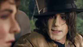 Joseph Fiennes, caracterizado como Michael Jackson