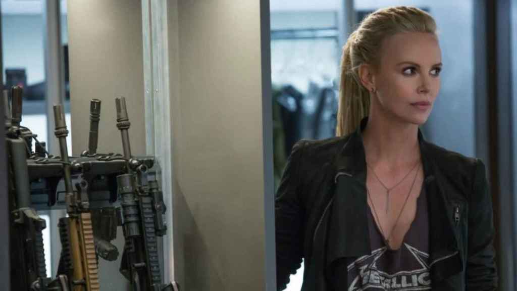 La primera imagen que aparece de Charlize Theron en la secuela 'Fast & Furious 8'.