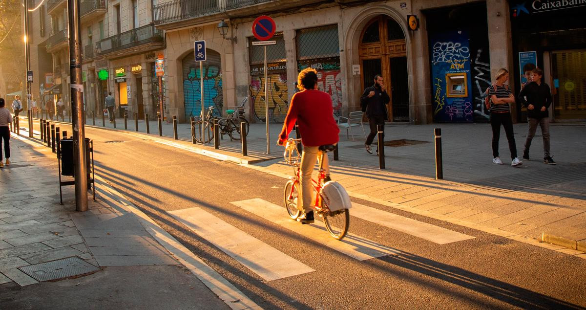 Un usuario de Bicing circulando por Barcelona / EP