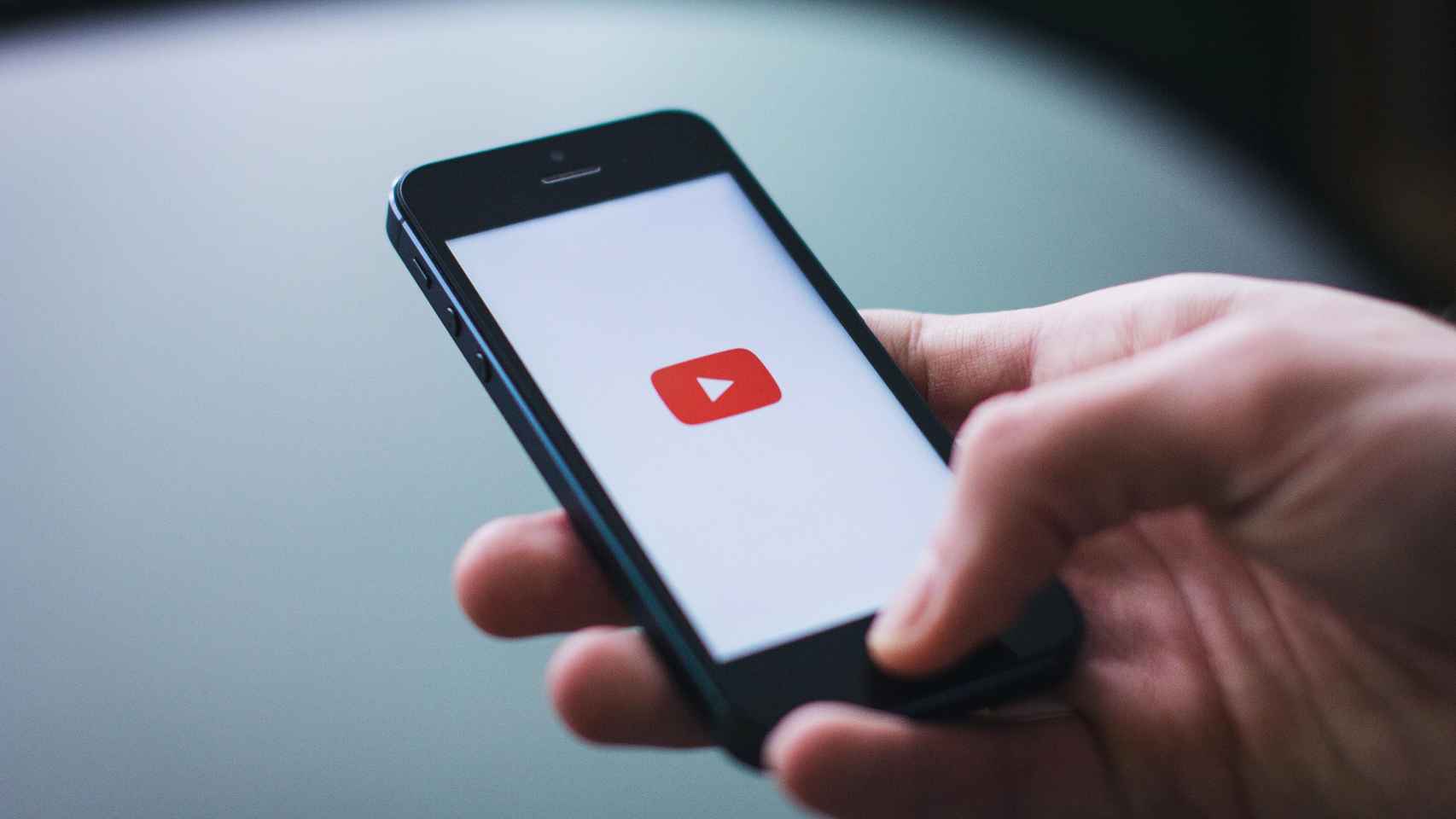 Una persona entra en su cuenta de Youtube desde su 'smartphone' / PEXELS