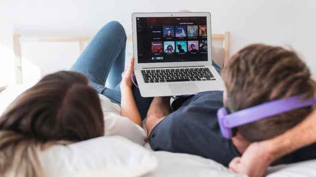 Una pareja escucha música en Spotify desde el ordenador/ FREEPIK