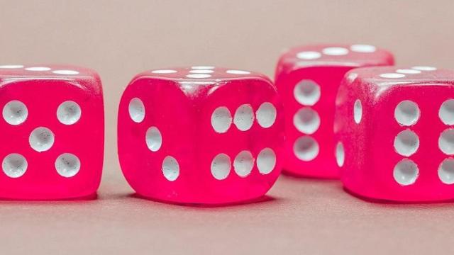 Dados que podrían servir para jugar al Trivial en catalán / Michael Schwarzenberger EN PIXABAY