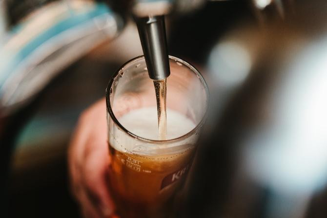 Una cerveza, bebida que pertenece a la clase de fermentados / Bence Boros en UNSPLASH