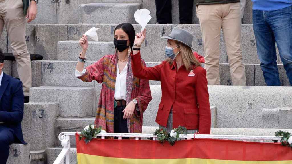 La infanta Elena y Victoria Federica, muy entregadas en los toros /EP